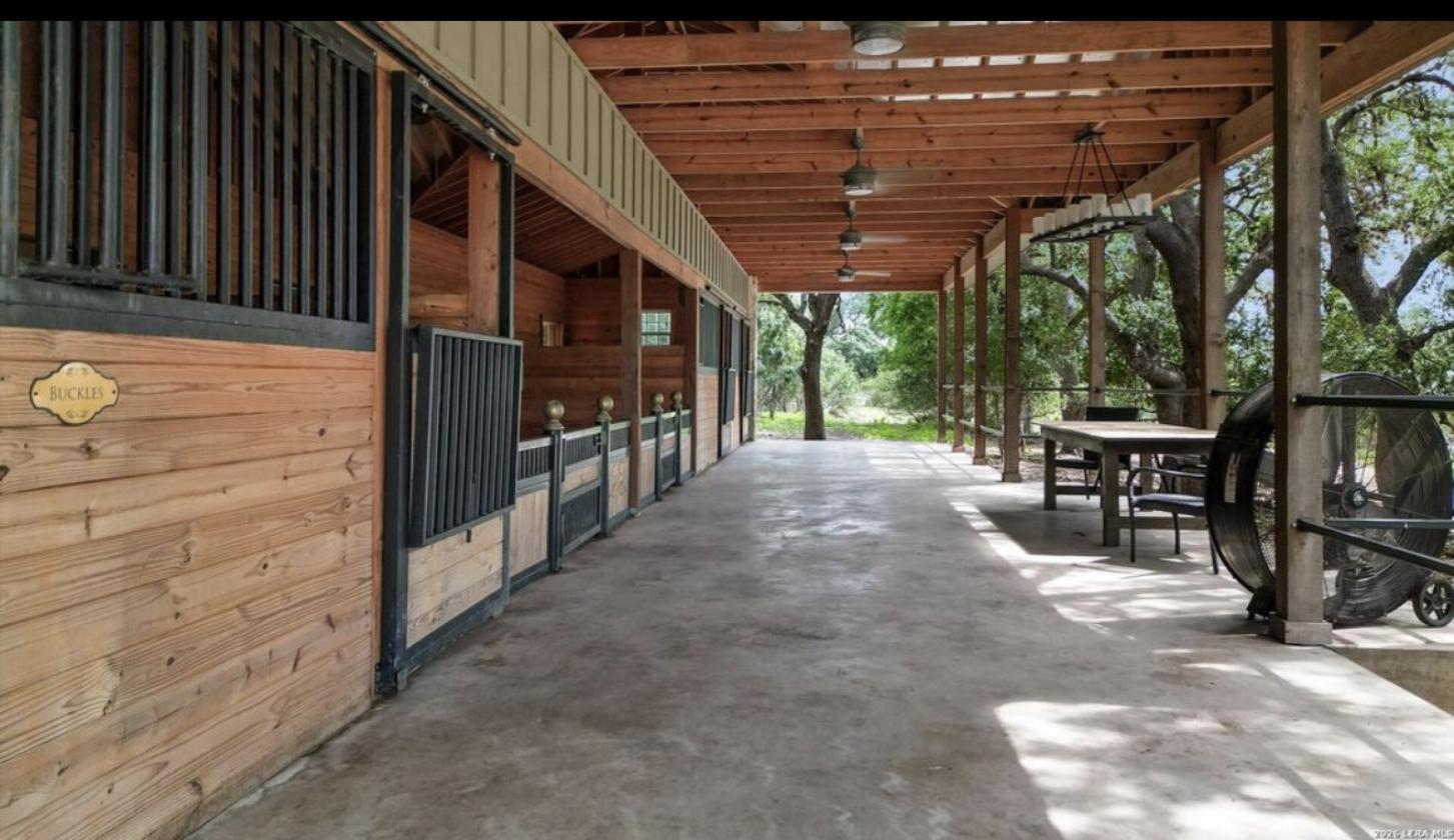 Texas Hill Country Estate | Barn & Riding Trails - photo 26