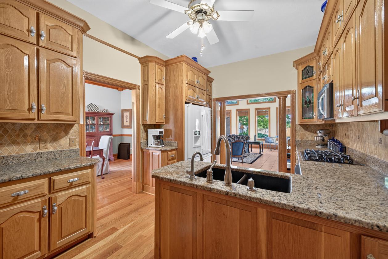 Luxury Estate with 48 acres - photo 13