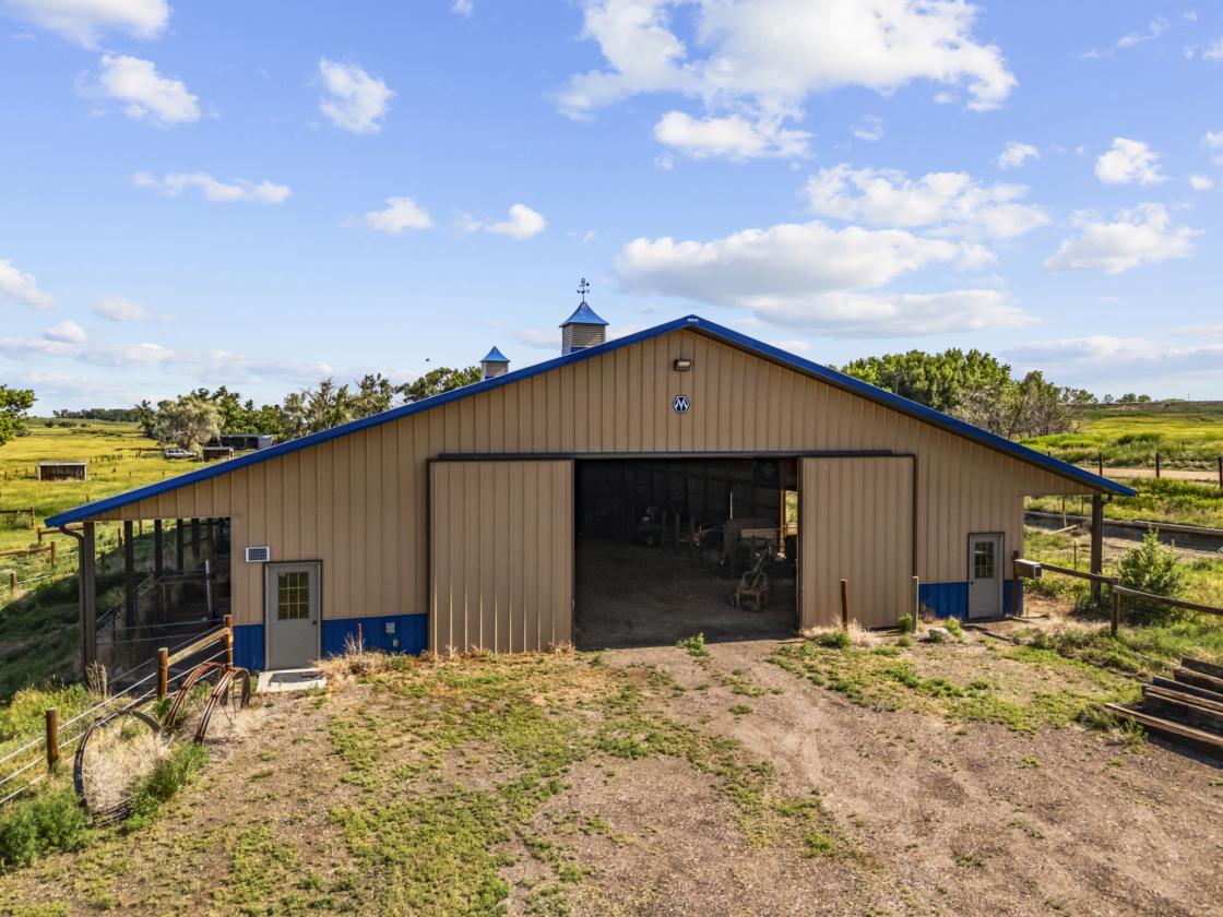 Stunning luxury 40 acre ranch w/water, barn + more - photo 28