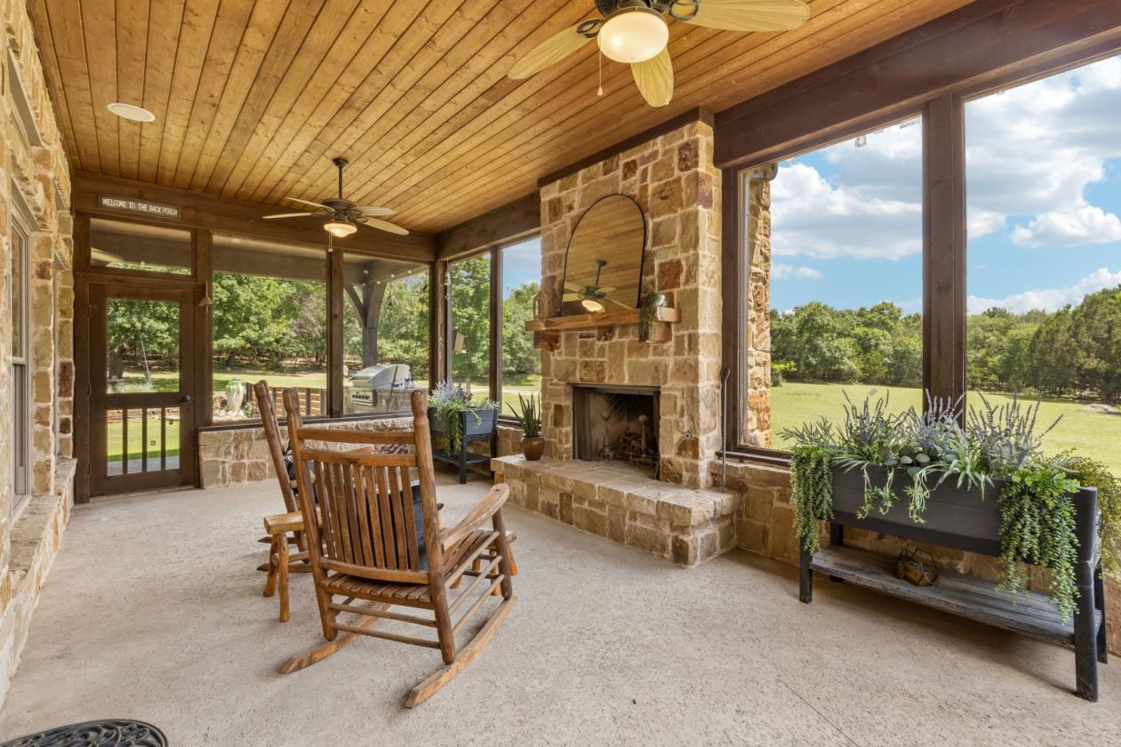 Hill Country Farmhouse Equestrian Estate 6.5 acres - photo 27