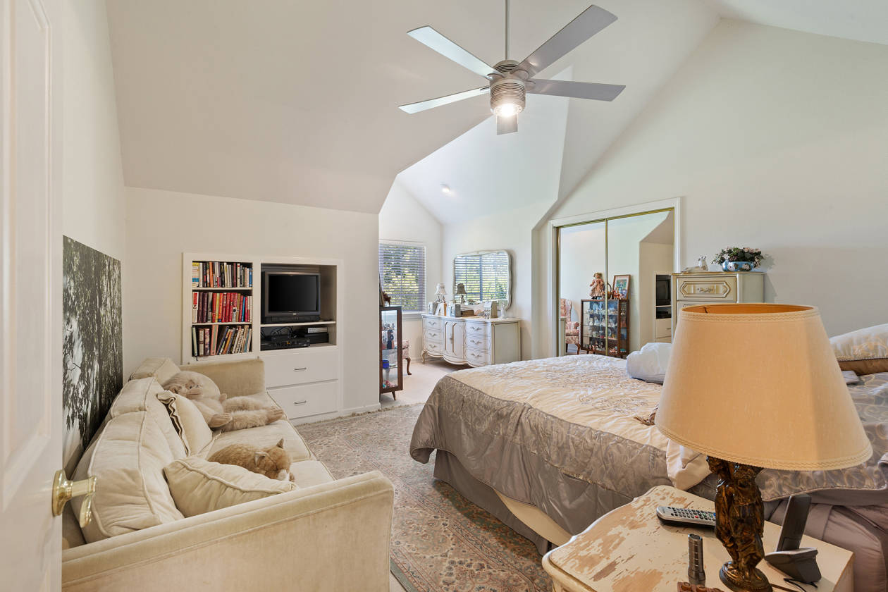 Elegant Gated Equestrian Estate in So. Oregon with MultiFamily