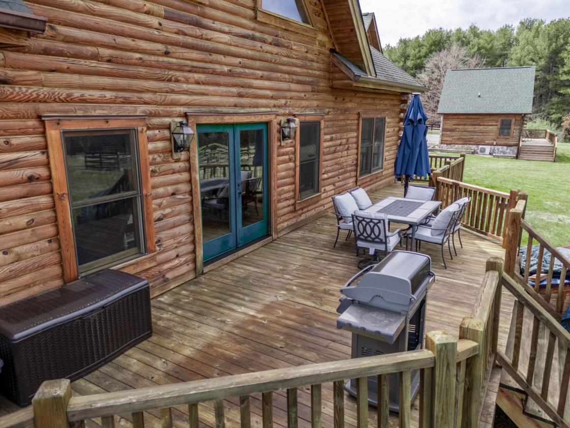 Modern log home and equestrian property with views - photo 6