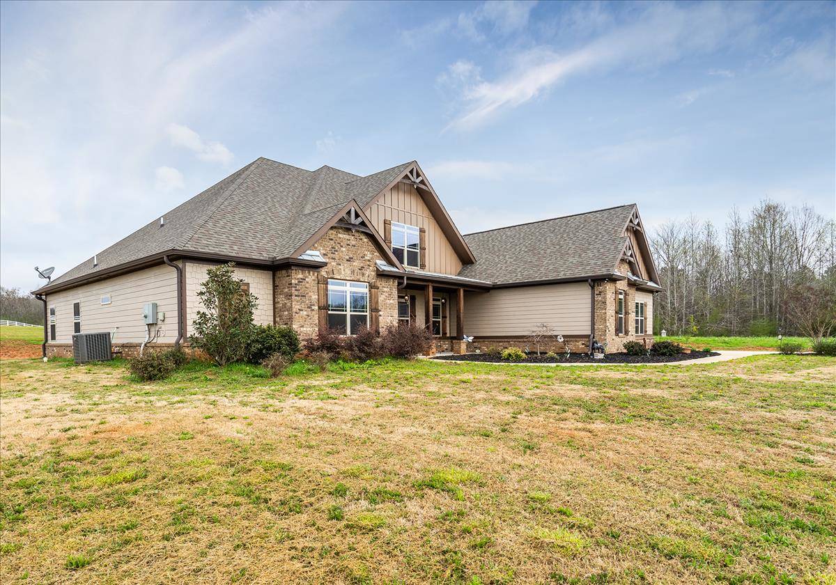 Luxury craftsman ranch located in a first class equestrian community