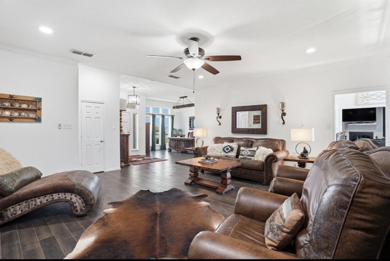 Gorgeous Parker County Ranchette on Nearly 3 acres - photo 6