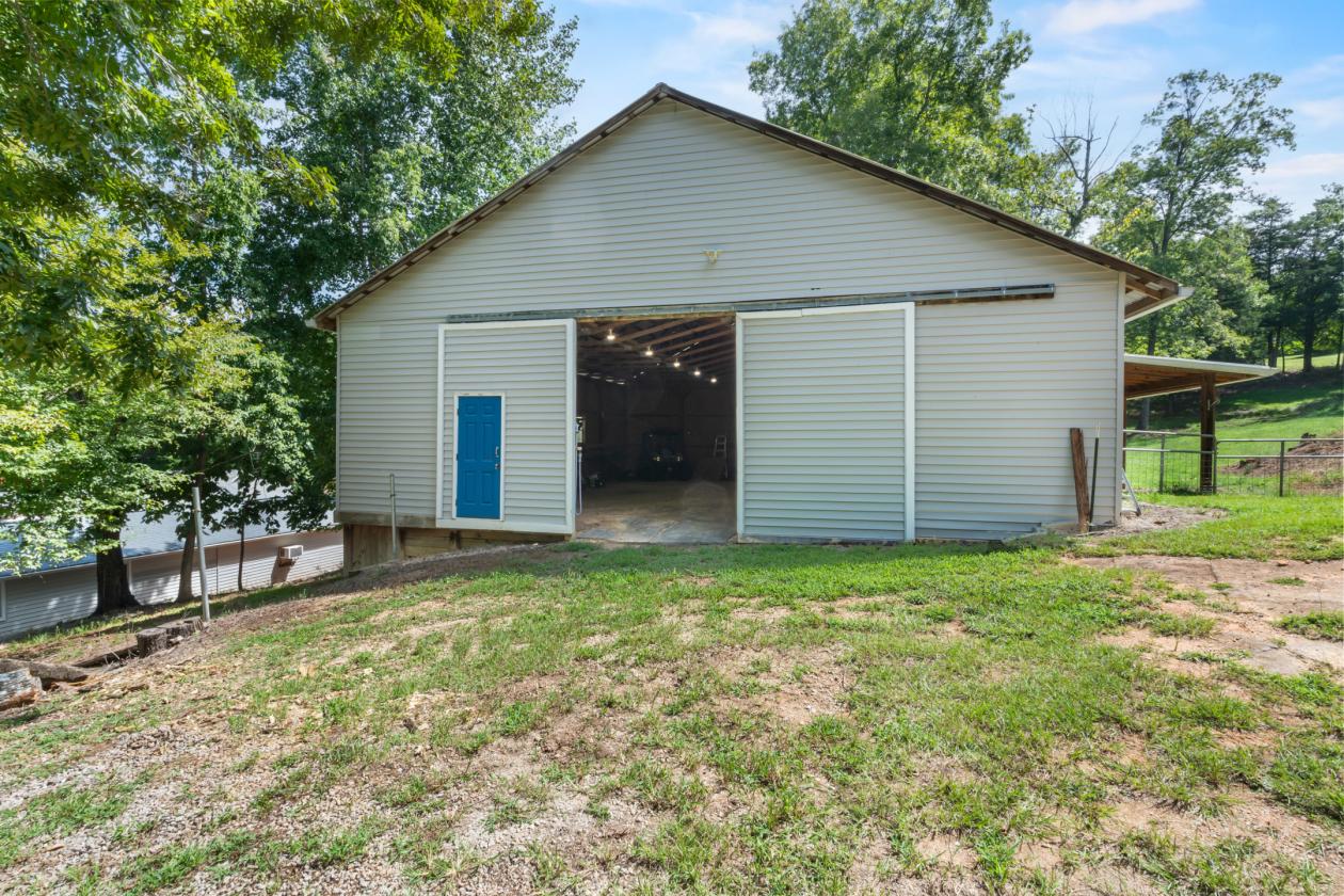 Lakefront Equestrian Estate on 8 Acres - photo 4