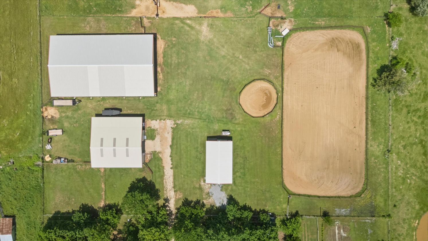Luxury equestrian estate with a covered arena - photo 4