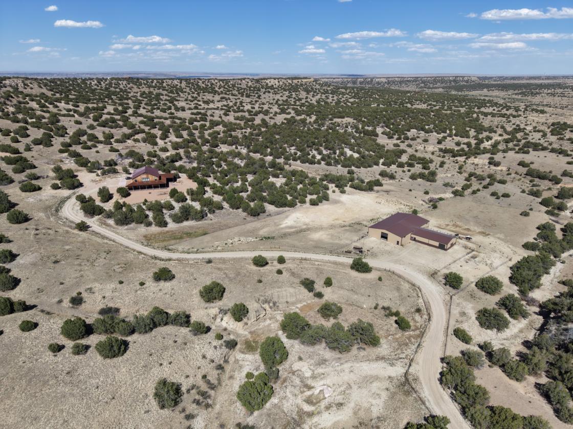 Custom Bardominium Home, New Barn, Indoor Arena! - photo 4