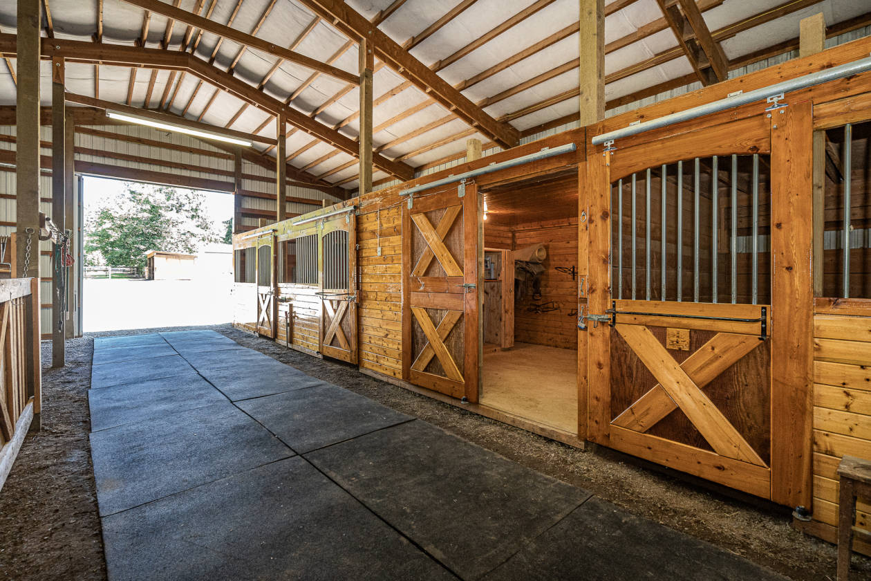 Perfect set up for equine enthusiast. This property has it... Onalaska, Lewis County