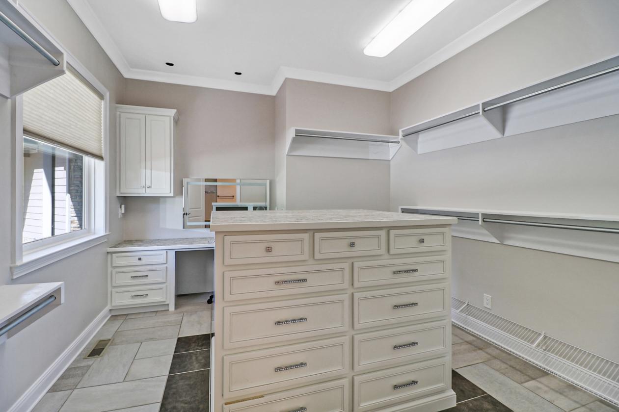 Luxury living meets sweeping, unforgettable views - photo 23