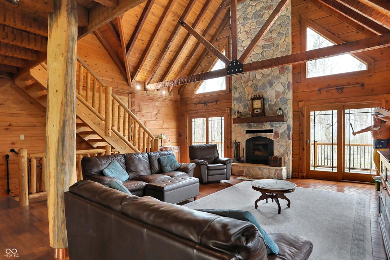 Stunning Barna log home on over 12 acres - photo 12