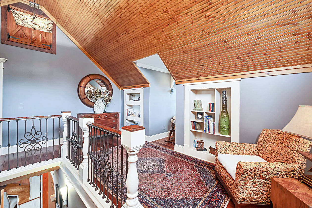 Professionally designed equestrian estate home near Hampton Cove