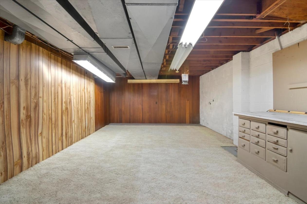Estate home with small stable and pool - photo 28