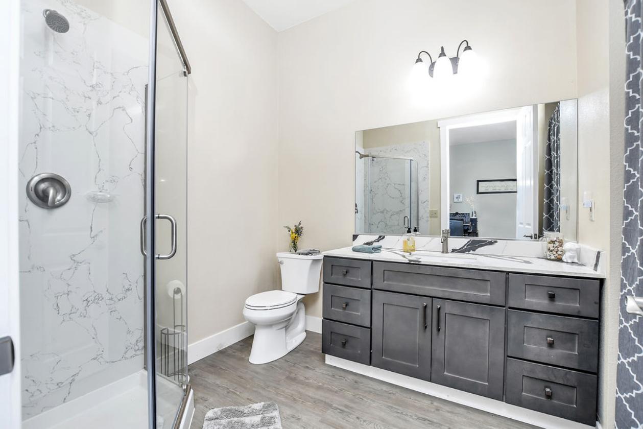 Newer custom single-story home - photo 18