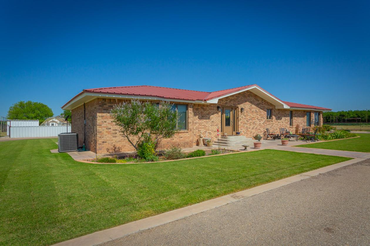 Equine enthusiasts dream property! - photo 1