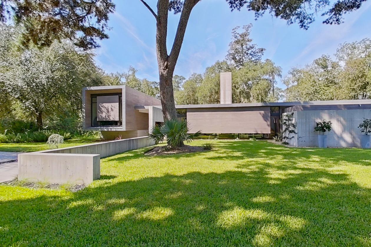 ONE-OF-A-KIND HOME IN EQUESTRIAN COMMUNITY - photo 3