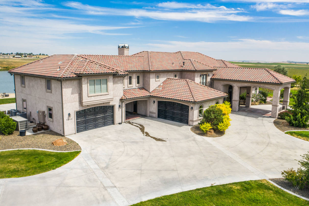 Luxurious equestrian estate with private lake! Nampa, Canyon County