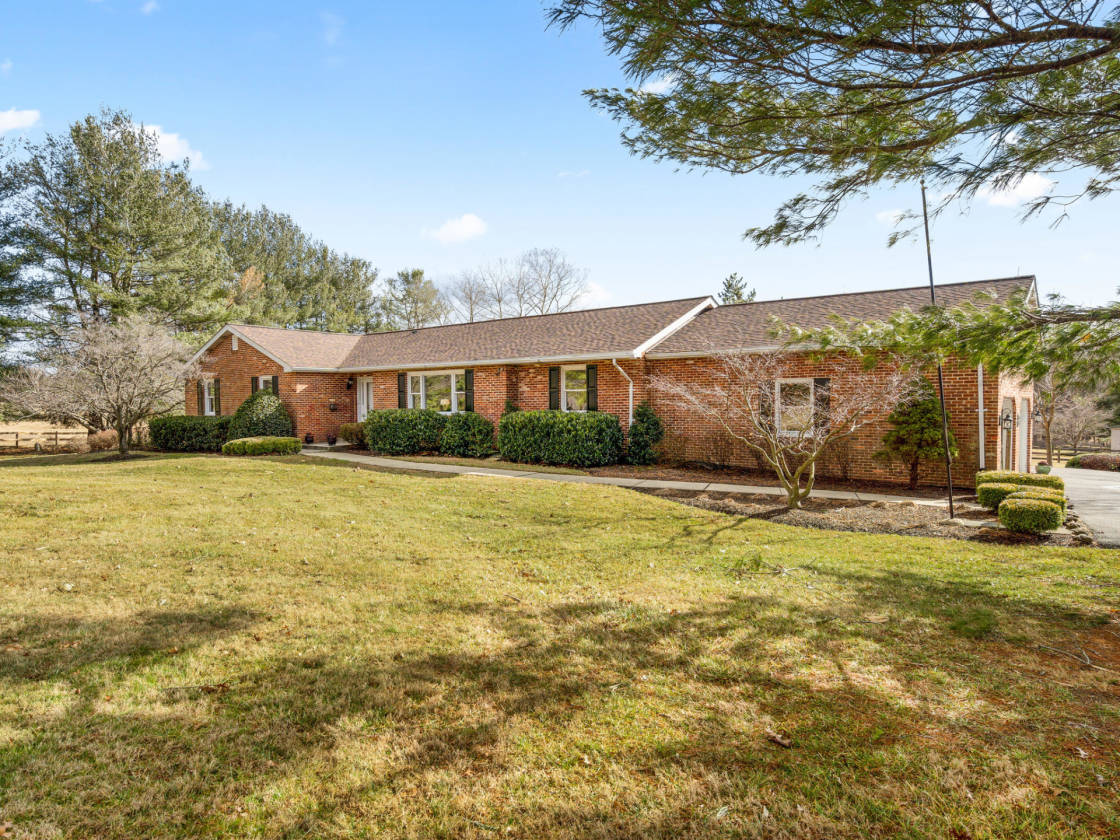 Horse ranch for sale 7 fenced/level acres, riding ring, stable