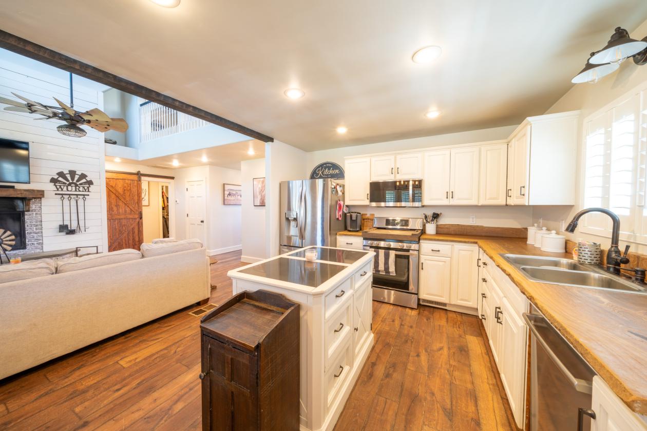 5 Acre Farmhouse in Beautiful Williamson Valley - photo 13