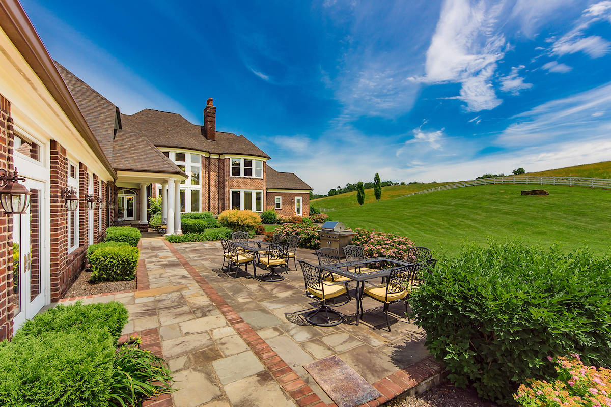 Stay safe! Stately Private Country Estate Nestled in the Hocking