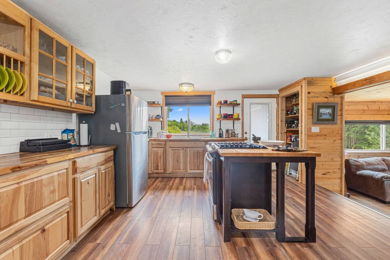Columbia River views on 14 acres w/room for horses - photo 7