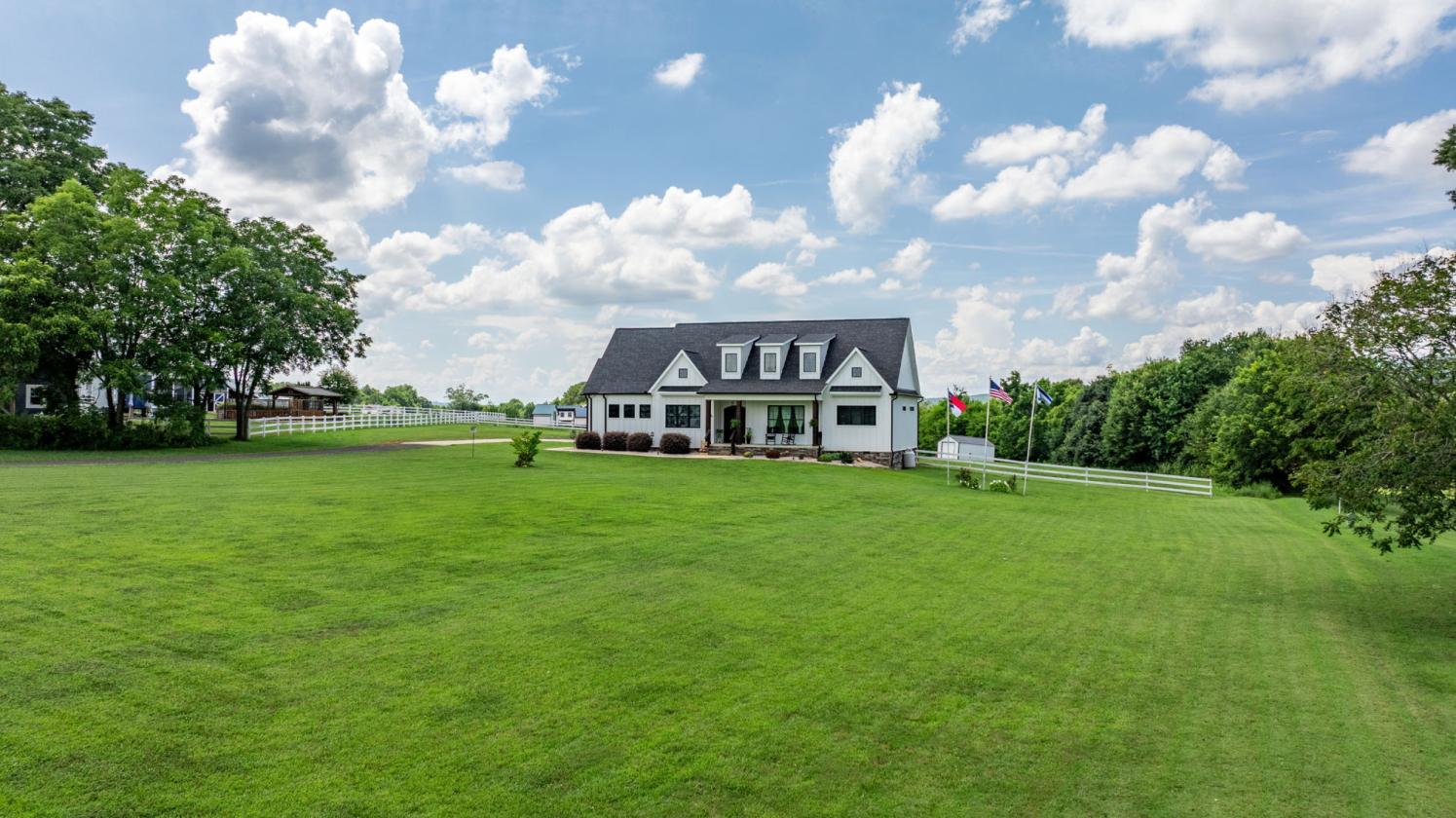 Modern Farmhouse on 18.9 acres with new venue - photo 6