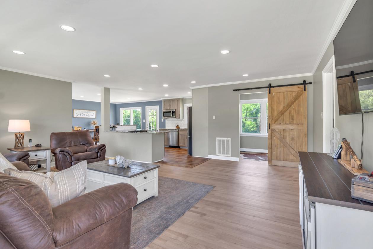 15 Acres & Completely remodeled home - photo 4
