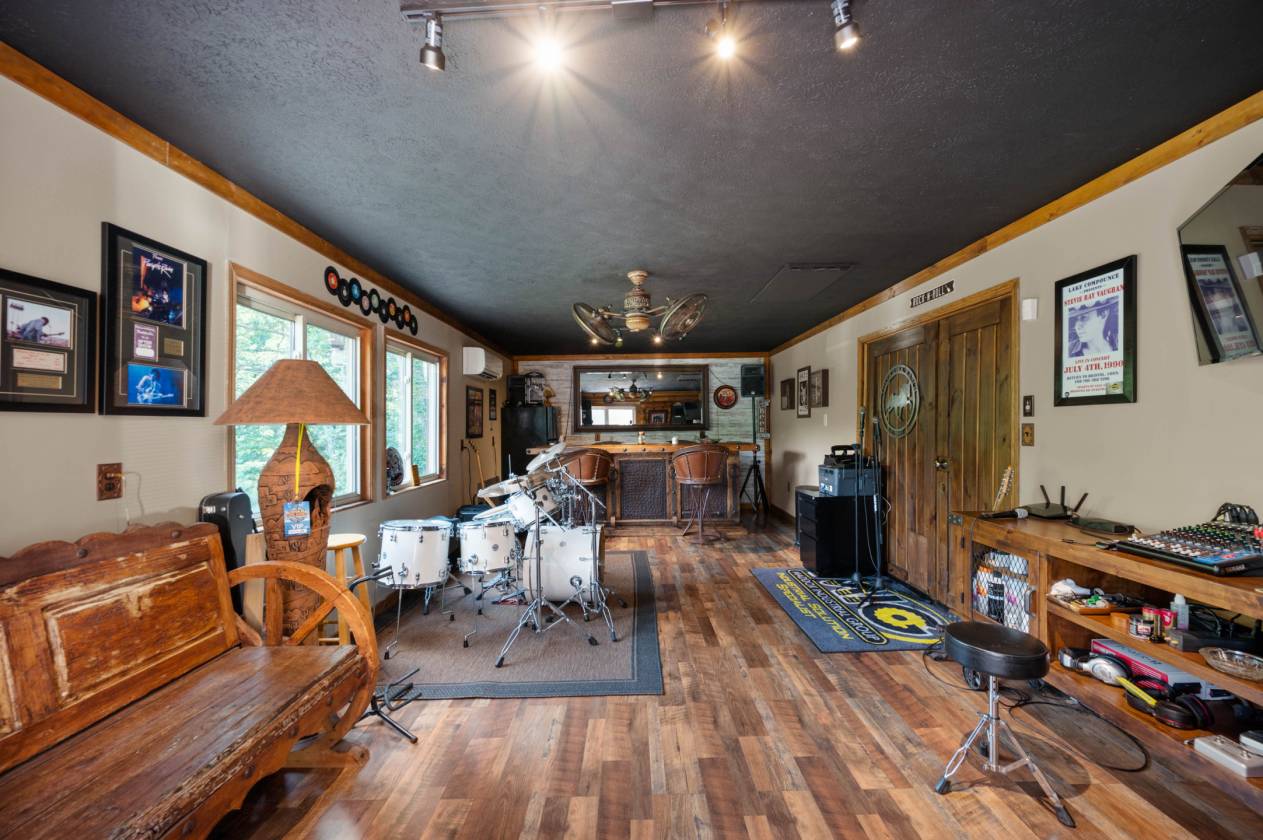 Extraordinary 30+ acre estate with log cabin home - photo 21