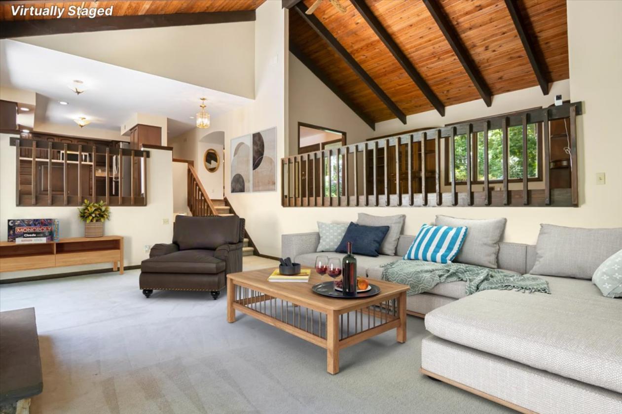 Estate home with small stable and pool - photo 12