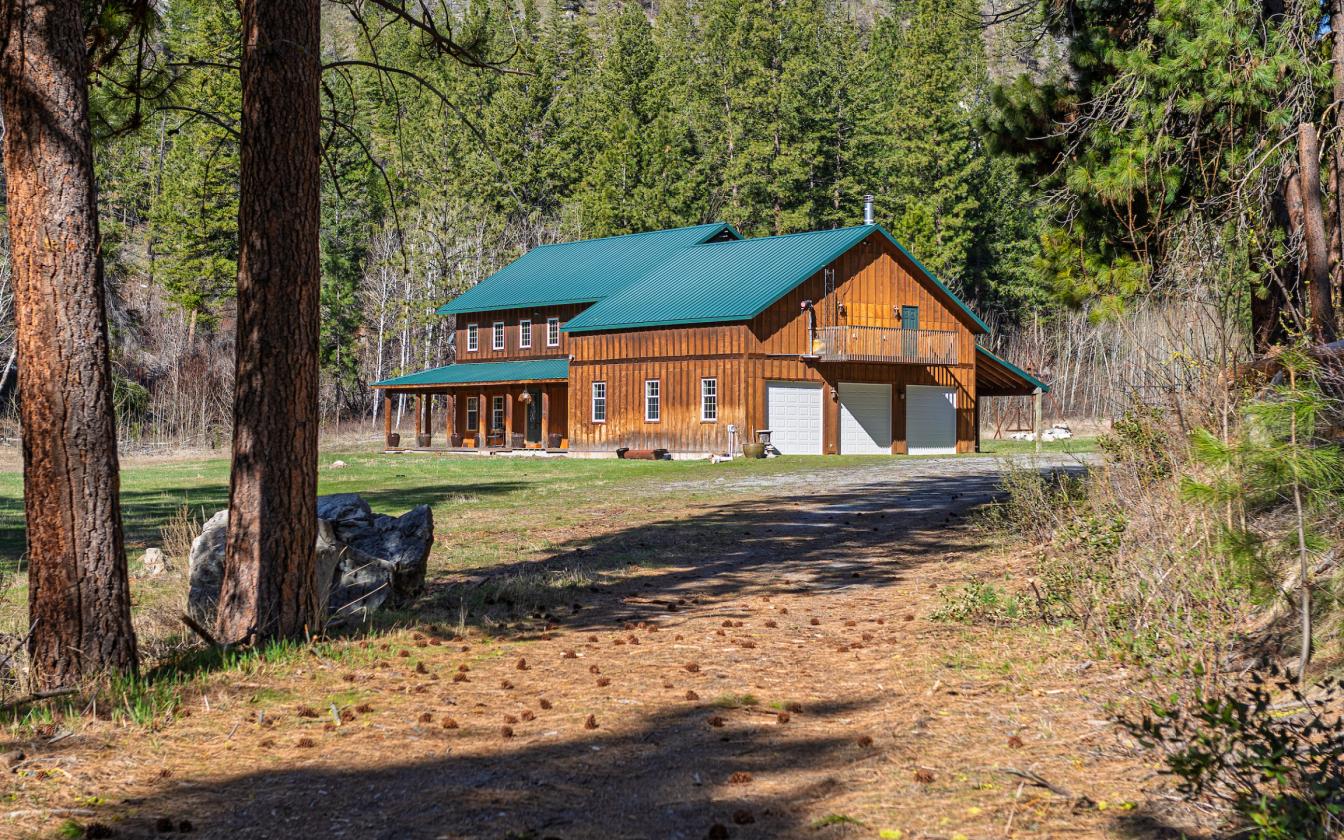 Secluded equestrian estate bounded by nat forest - photo 1