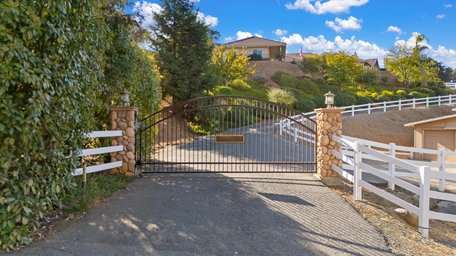 Horse property with gorgeous views! - photo 13