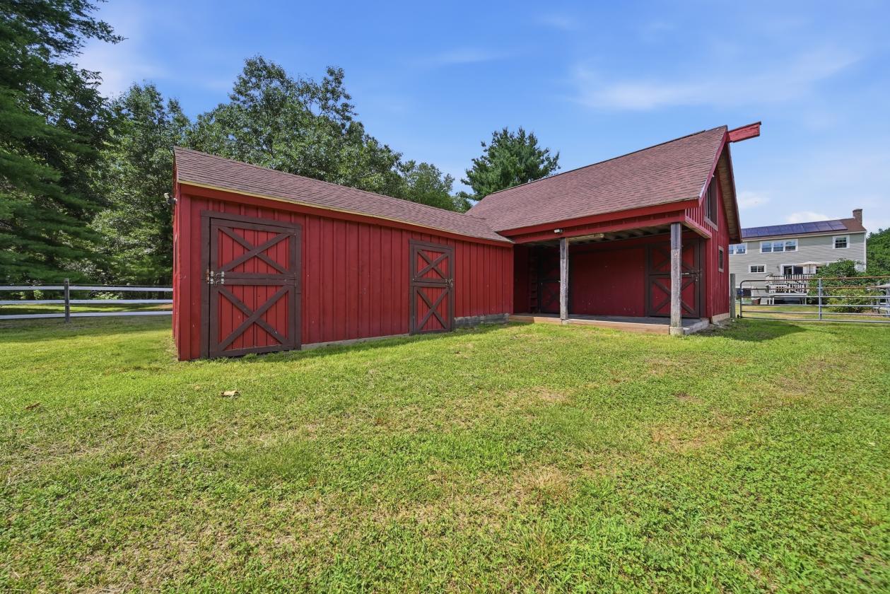 Beautifully Maintained Equestrian Farm/4.2 Acres! - photo 6
