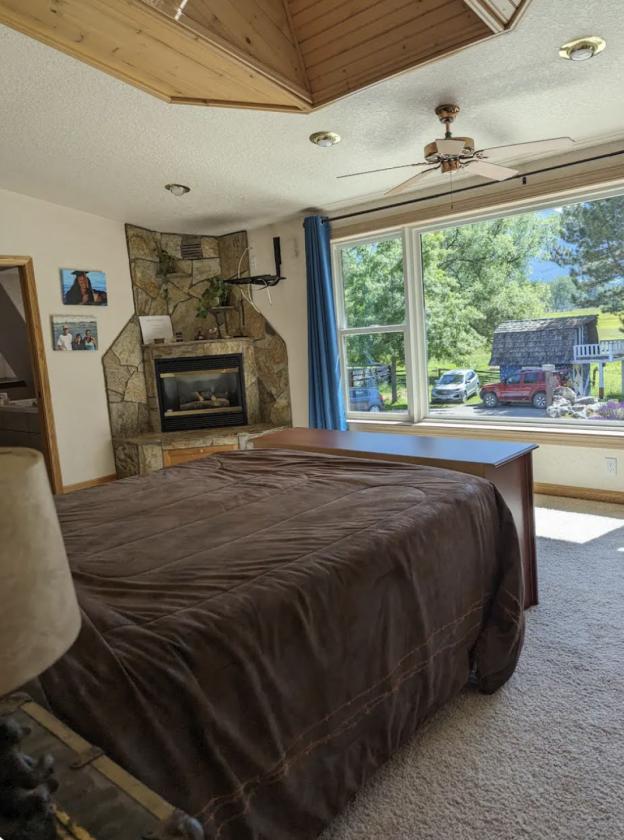 Mountain Views, horses and a beautiful home - photo 11