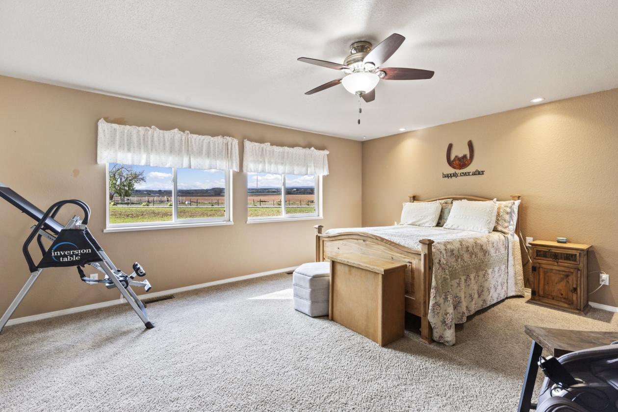 Beautiful Spring Creek Mesa Equestrian farm! - photo 24