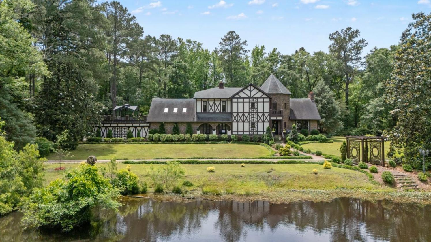 HOME, EVENT AND WEDDING VENUE AND HORSE FARM! - photo 4
