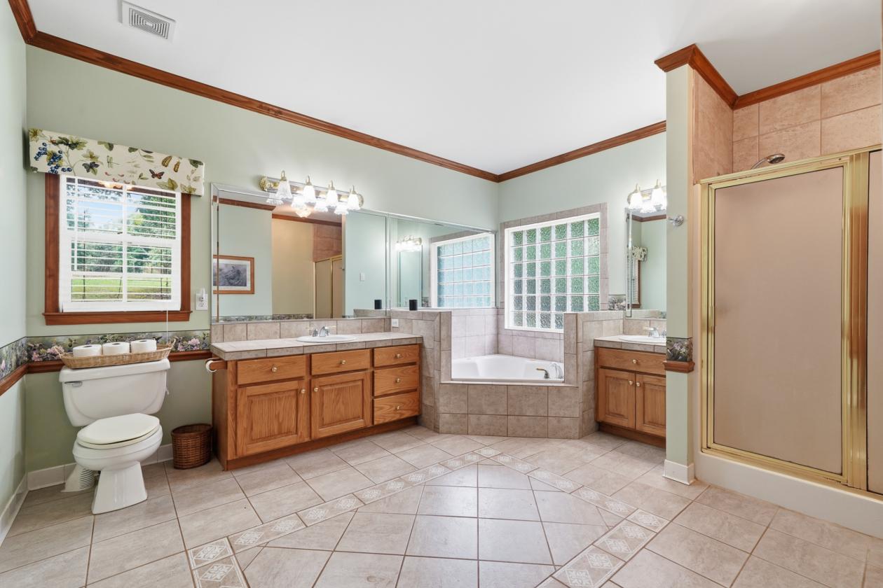 6 ACRES, BRICK RANCH, BARN - photo 8