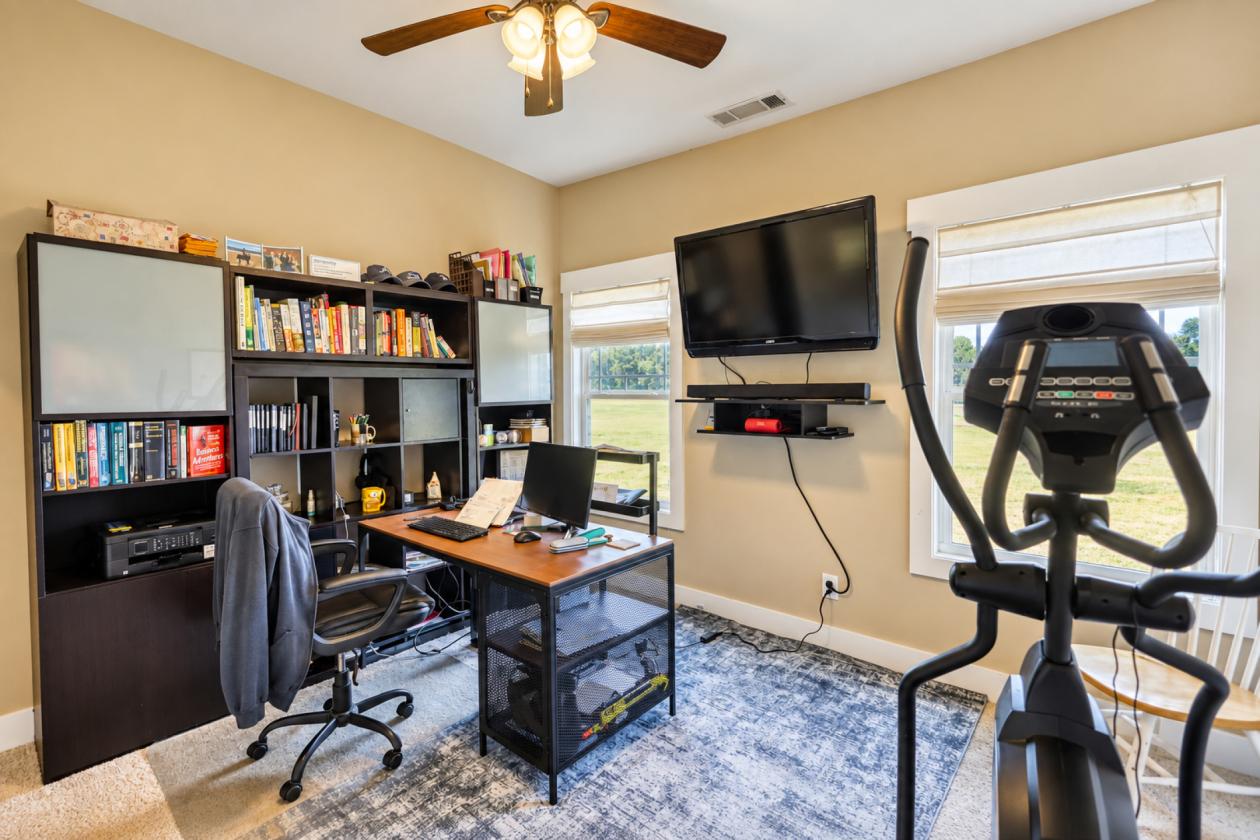 Modern ranch home on 5ac, 3 stall barn - photo 24