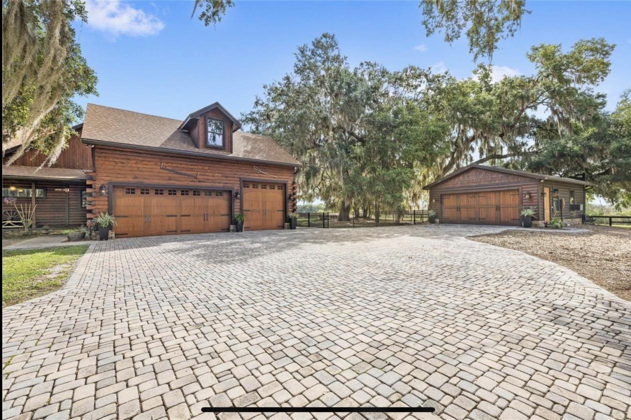 Gorgeous Island lot Estate - 5 stalls, 5 garages - photo 5