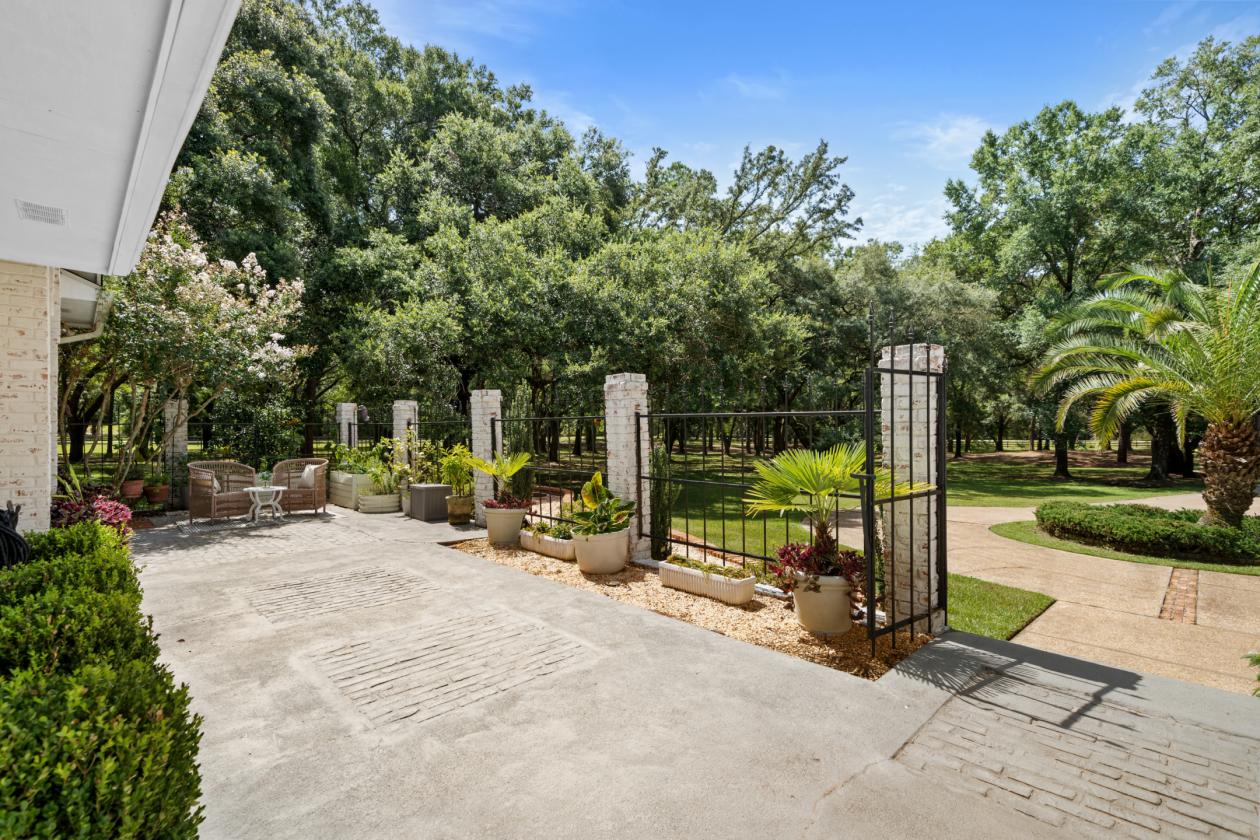 Coastal AL - French Country Estate 10+ Acres & Horses - photo 9