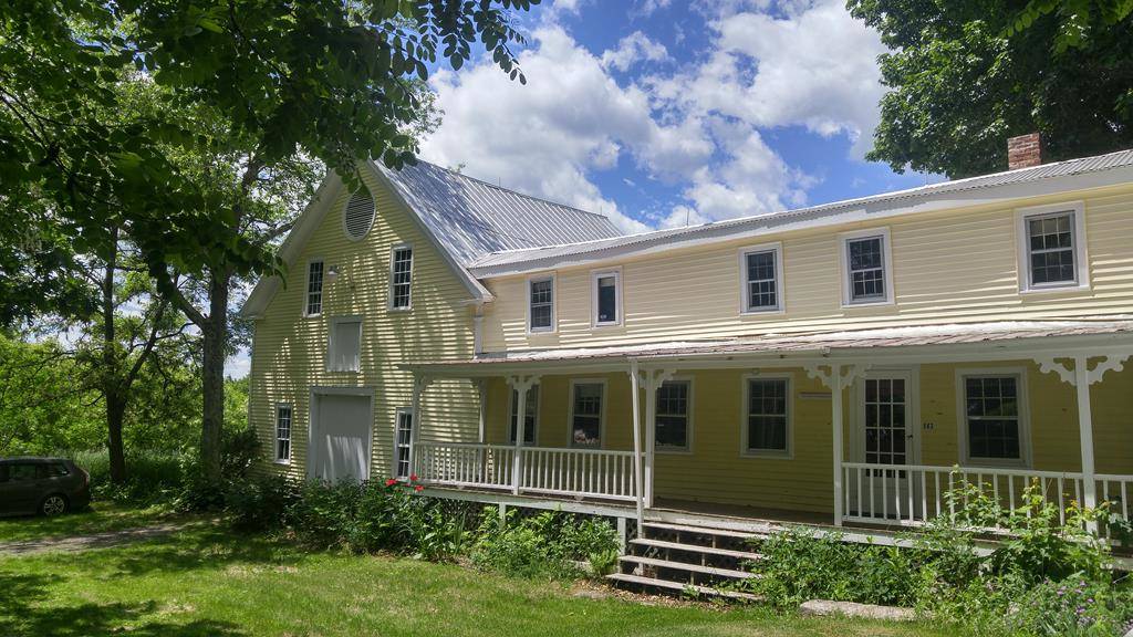 Classic antique centerchimney cape with large 2story, 3 stall barn