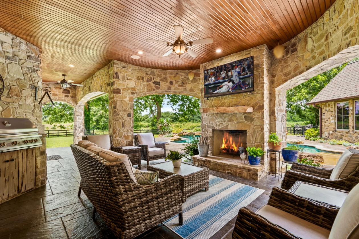 Extraordinary Estate on 7.8 Acres, 6-Stall Barn, & Dressage Arena - photo 4