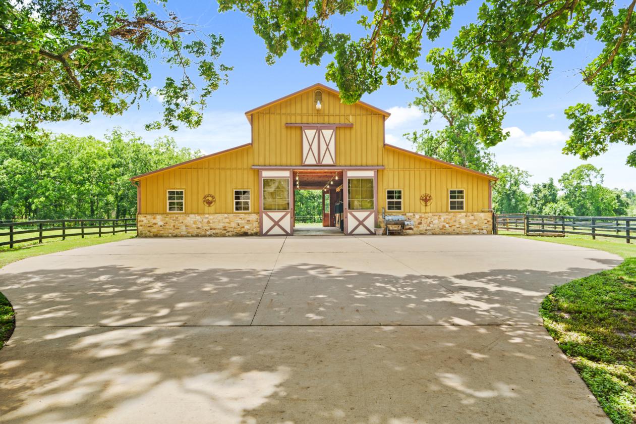 Extraordinary Estate on 7.8 Acres, 6-Stall Barn, & Dressage Arena - photo 5