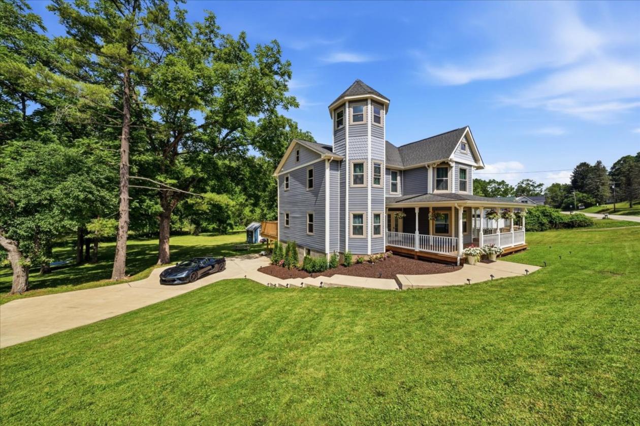 Restored 1880s Victorian Estate on 27 Private Acre - photo 2