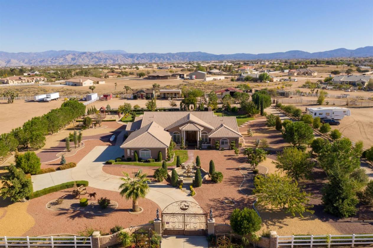 BEAUTIFUL HORSE PROPERTY IN OAK HILLS, CA , "The Beverly... Oak Hills