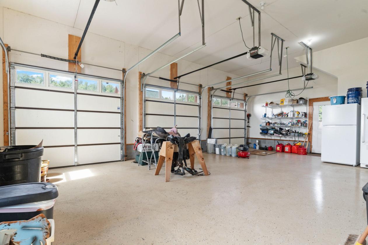 Modern log home and equestrian property with views - photo 26