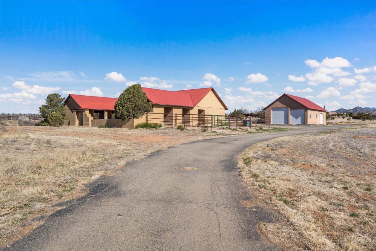 *** PRICE CHANGE***NOW $795,000 (WAS $900,000) - photo 1