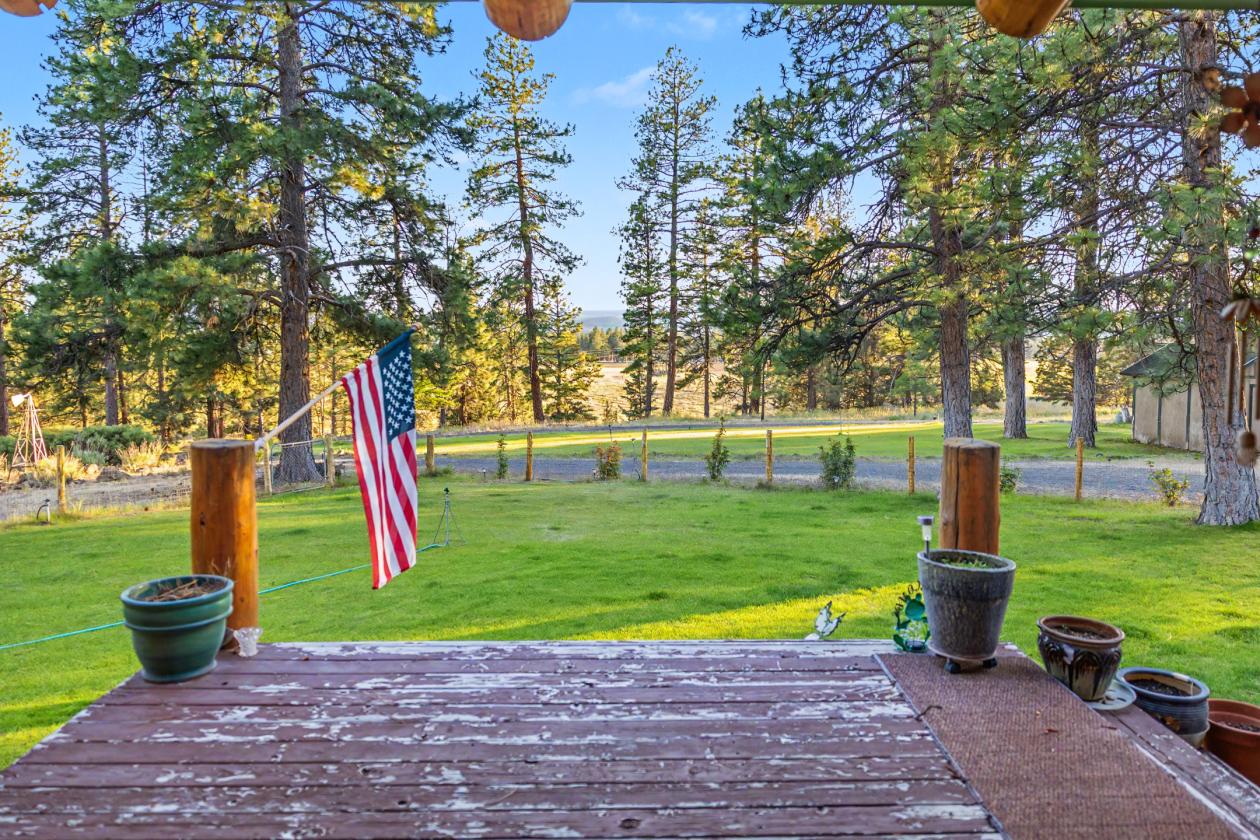 Stunning Log Home on 38.7 ac w/ barn & round pen - photo 16
