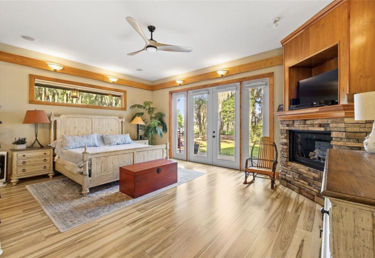 Gorgeous Island lot Estate - 5 stalls, 5 garages - photo 16