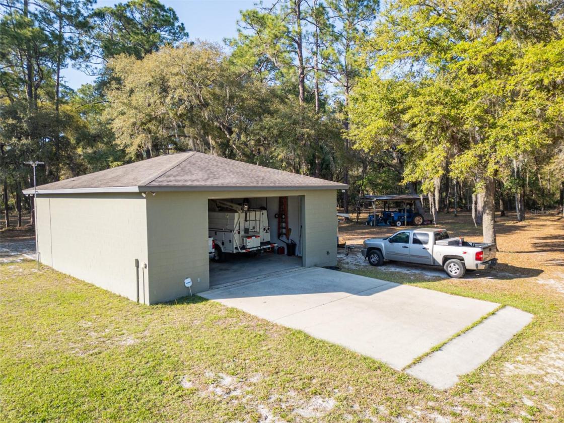 10 Acre Lakefront Estate w. 400k acre Trail Access - photo 12