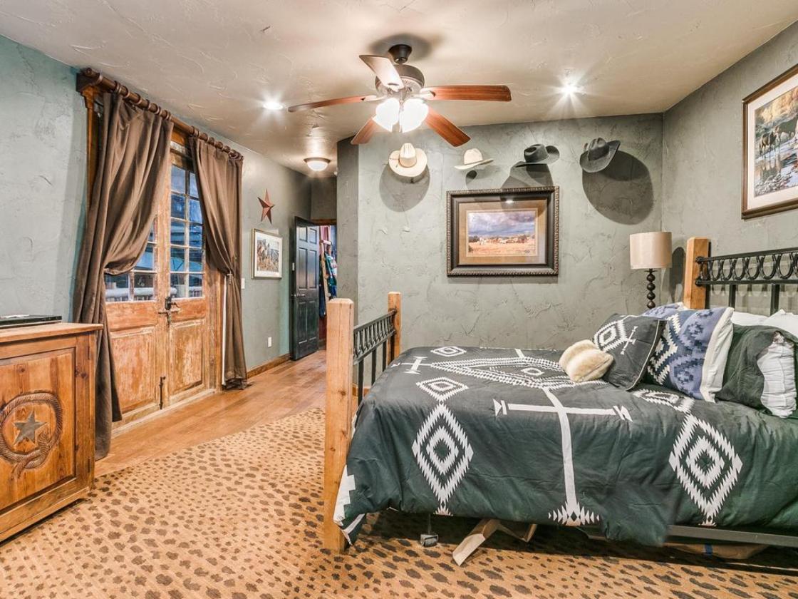 Rustic Elegance Meets Ultimate Equestrian Retreat - photo 15