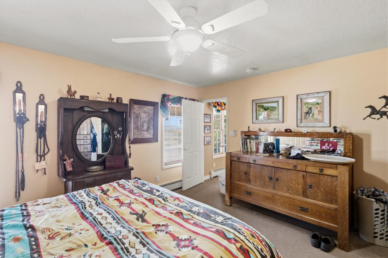 Well maintained horse property - photo 9